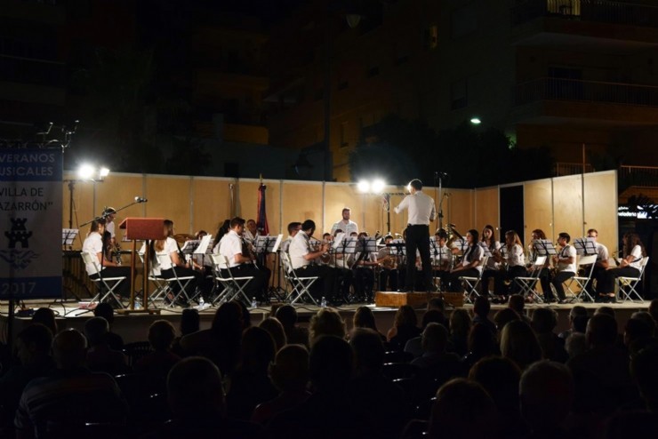 El domingo16 de julio la banda de música de la Asociación de Amigos de la Música de Torres de Cotillas inició el ciclo de conciertos de bandas de música al aire libre 'Veranos Musicales Villa de Mazarrón'