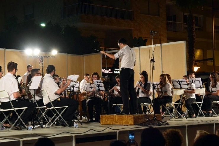 El domingo16 de julio la banda de música de la Asociación de Amigos de la Música de Torres de Cotillas inició el ciclo de conciertos de bandas de música al aire libre 'Veranos Musicales Villa de Mazarrón'