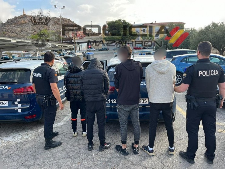 La Policía Local detiene a 5 individuos por varios robos en Mazarrón