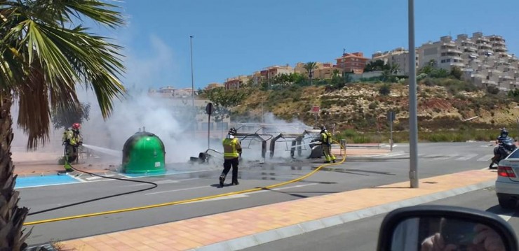 Arden varios contenedores en Puerto de Mazarrón