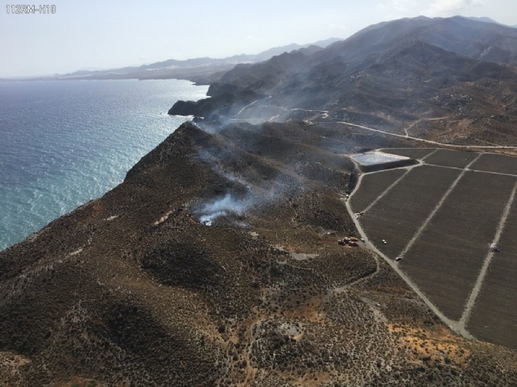 Efectivos del Plan Infomur intervienen para sofocar incendio forestal en Puntas de Calnegre, Lorca