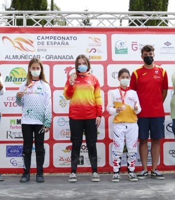 Los mazarroneros Chiara y Hugo Muñoz suben al pódium en el campeonato de España de BMX