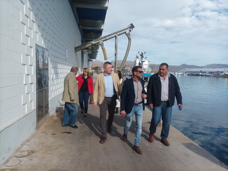 El director general de Litoral y Puertos visita el puerto pesquero para potenciar la colaboración y mejorar las instalaciones