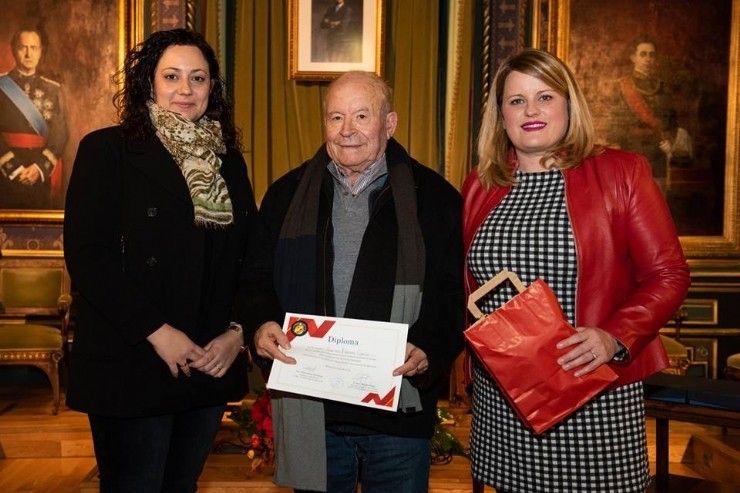 Francisco Méndez, la Coral de la Purísima, la Rondalla y la Residencia de Ancianos reciben los diplomas por su participación en las fiestas navideñas