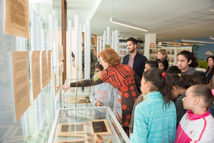 La biblioteca de Puerto de Mazarrón muestra una exposición que recopila la historia de la escritura