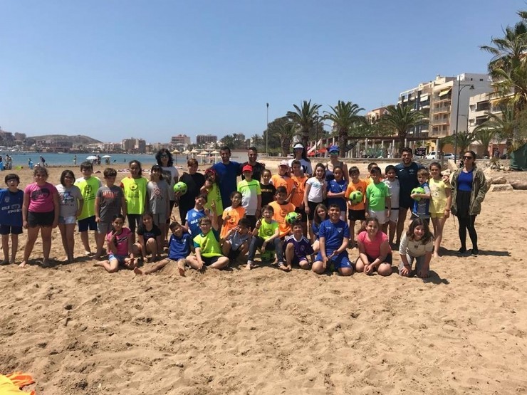 El Playas de Mazarrón FP organiza una jornada de iniciación al fútbol playa en el CEIP Manuela Romero