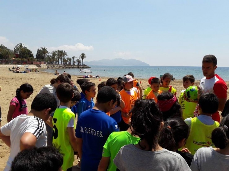 El Playas de Mazarrón FP organiza una jornada de iniciación al fútbol playa en el CEIP Manuela Romero