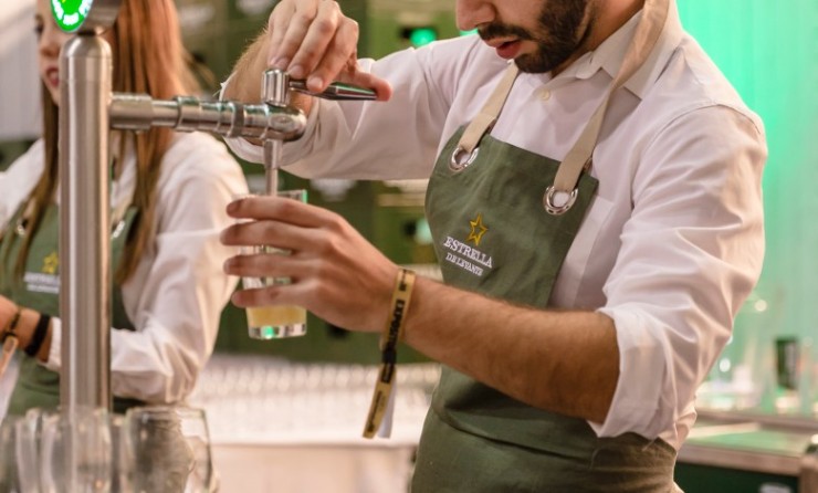 Estrella de Levante repondrá gratis la cerveza paralizada en las hostelería durante las semanas de cierre
