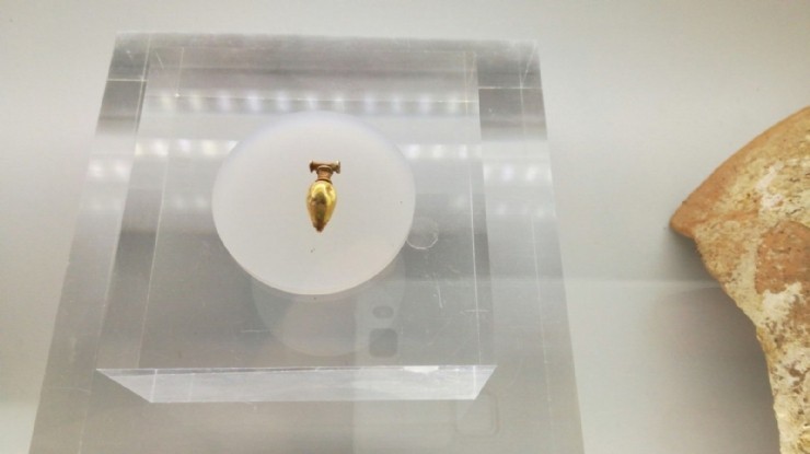 El colgante de oro fenicio hallado en la Playa de la Isla se muestra en el Museo Arqueológico de Murcia