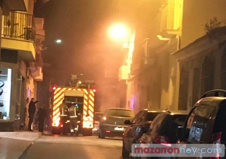 Vecinos sofocan el incendio de un vehículo en Mazarrón 
