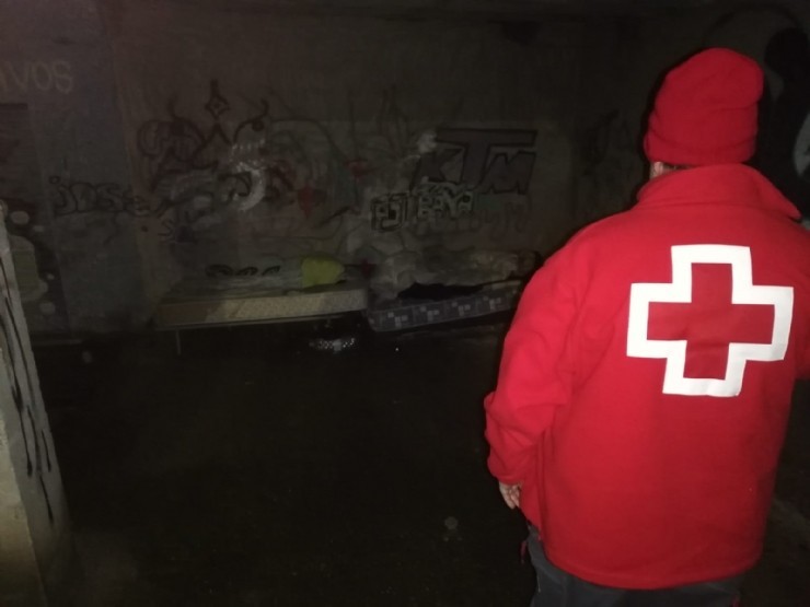 Cruz Roja Mazarrón atiende a las personas sin hogar durante el temporal