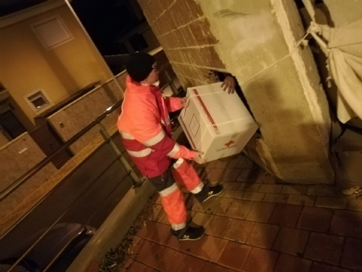 Cruz Roja Mazarrón atiende a las personas sin hogar durante el temporal