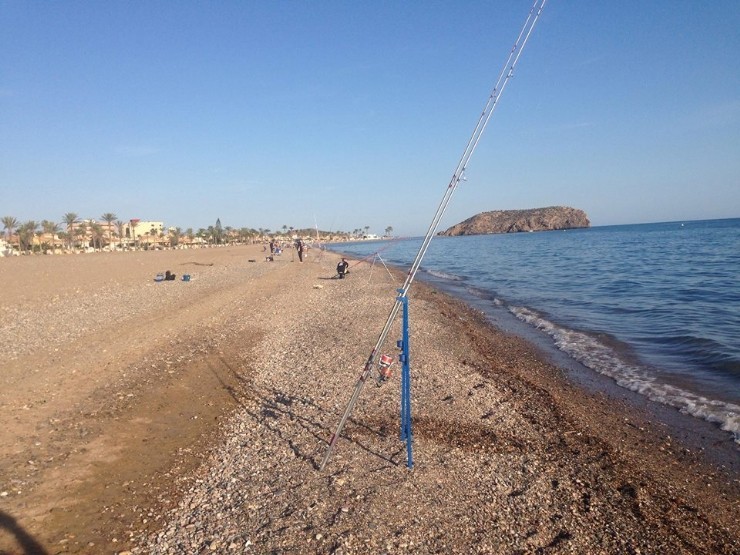 La Playa del Castellar alberga el 7º social del Club de Pesca Puerto de Mazarrón
