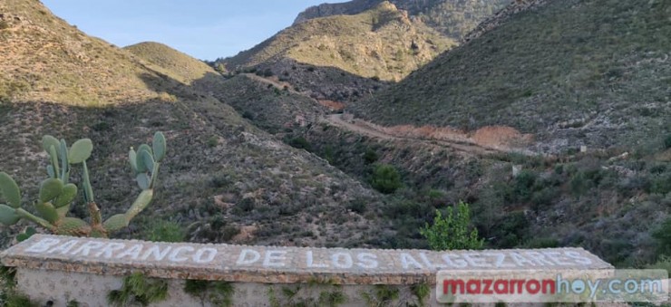 La ruta senderista “Camina hacia Belén” invita a visitar el belén del barranco de Los Algezares 