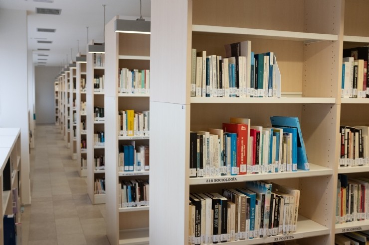La Concejalía de Bibliotecas dona a la localidad toledana de Cebolla una selección de libros