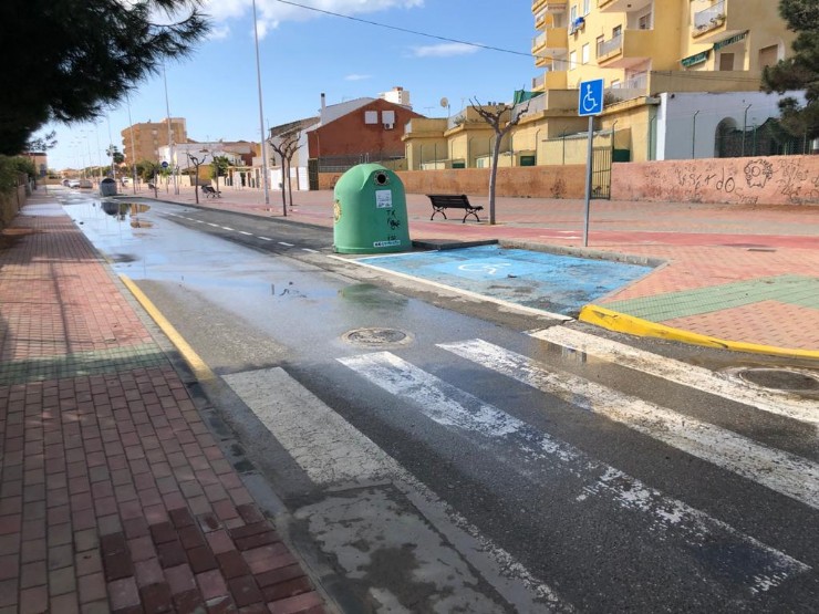 La rápida actuación del Ayuntamiento evita la inundación en Bahía