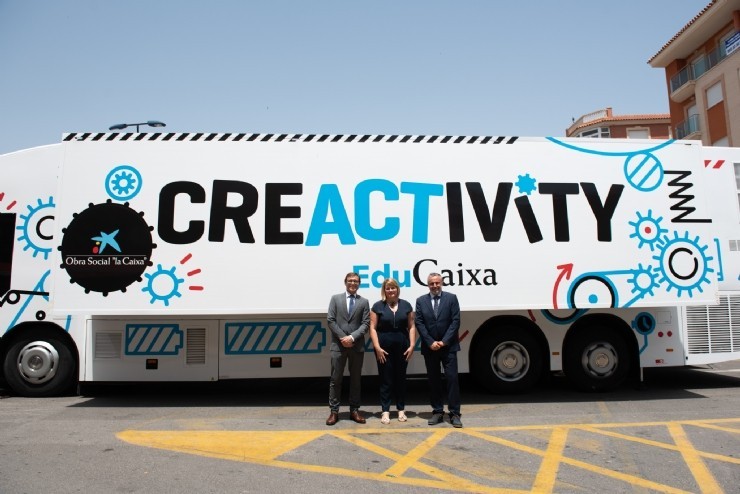 El autobús de Creactivity llega a Mazarrón para estimular la creatividad de los más pequeños