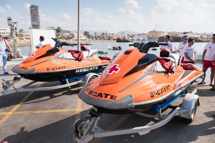 La Cruz Roja de Mazarrón se refuerza con dos nuevas motos de agua