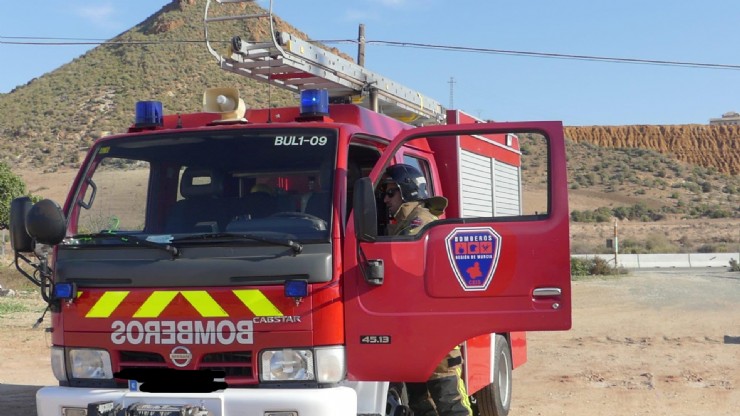 Bomberos intervienen en el incendio de un contenedor y un vehículo en Puerto de Mazarrón 