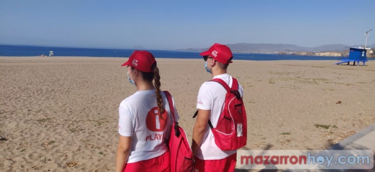 Las playas de Mazarrón cuentan con informadores sobre las normas y medidas de seguridad ante el COVID-19