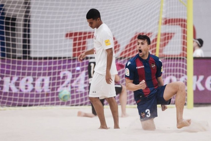 Chiky Ardil marca el gol de la remontada del Levante UD FP ante el campeón del mundo