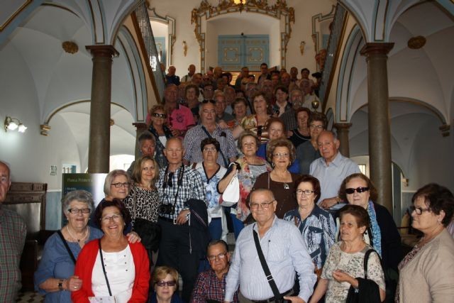 El Centro de Día de Jubilados y Pensionistas de Mazarrón visita el Ayuntamiento de Cehegín.