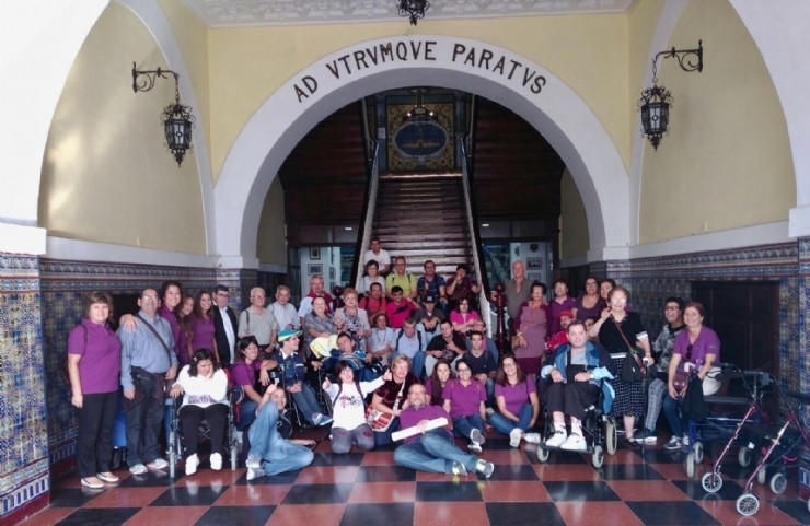 Usuarios del Centro de Día de Mazarrón visitan el Arsenal de Cartagena.