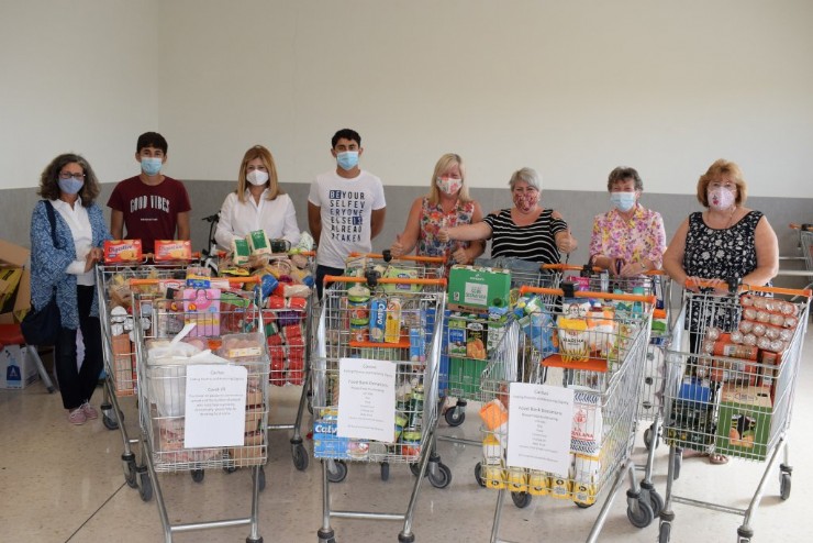 Voluntarias británicas recolectan 25 carros de alimentos para Cáritas