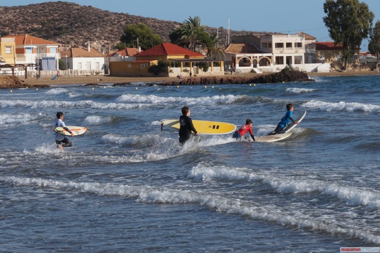 La playa de La Reya acogió un año más la celebración de ‘Surfito Bahía de Mazarrón’ 