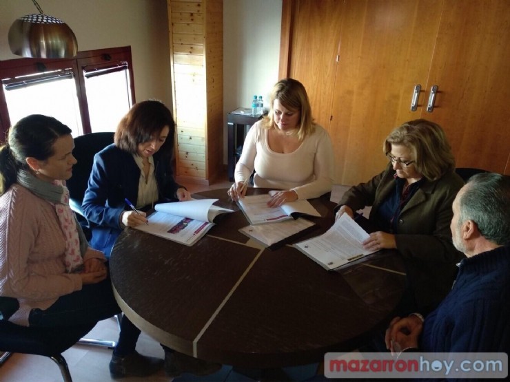 Ayuntamiento y Cruz Roja firman el convenio que permite mantener su labor en el municipio