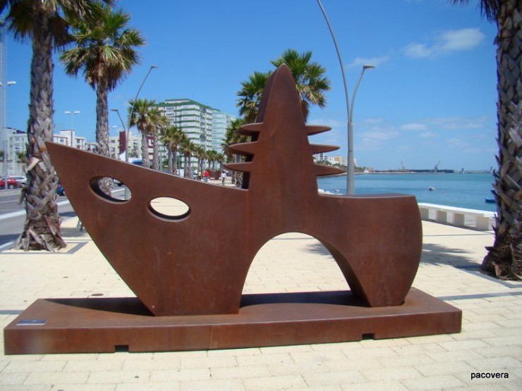 Juan Méjica expone sus esculturas en la Playa de la Ermita