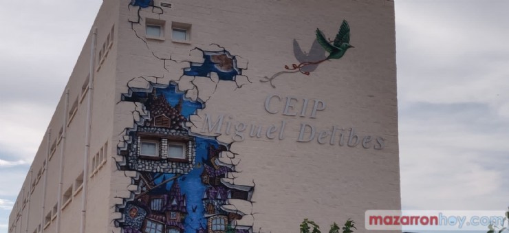 Un gigantesco grafiti preside la entrada del CEIP Miguel Delibes 