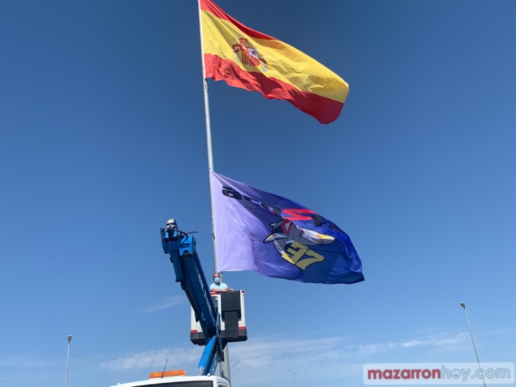 Una gran bandera de Pedro Acosta ondea en la rotonda del Complejo Deportivo