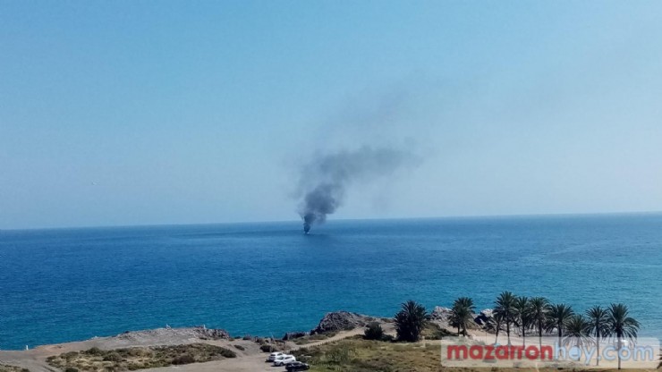 Incendio de una embarcación frente a la Playa de Percheles