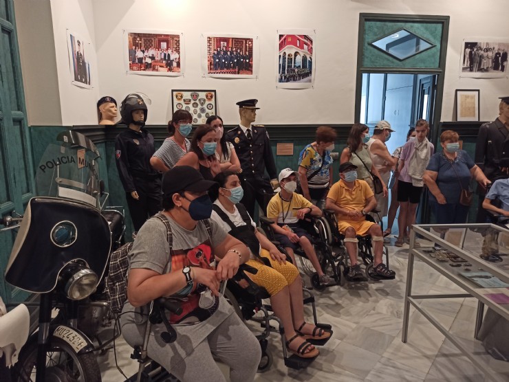 El Centro de día de Personas con Discapacidad realiza una visita a la exposición de la Policía Local 