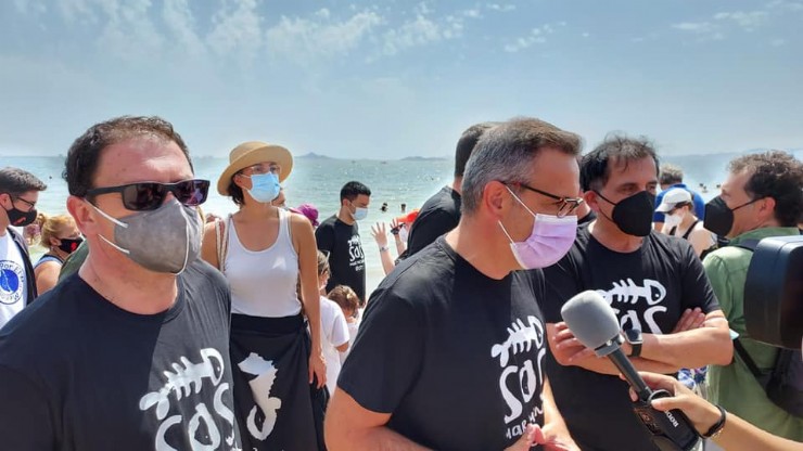 Gaspar Miras participa en la campaña 'Abracemos al Mar Menor'