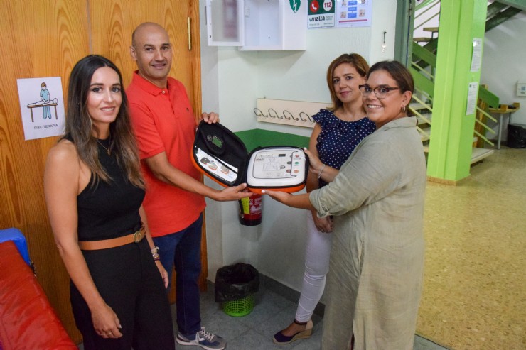 El AMPA del CEIP Francisco Caparrós dona un desfibrilador al Aula Abierta del colegio