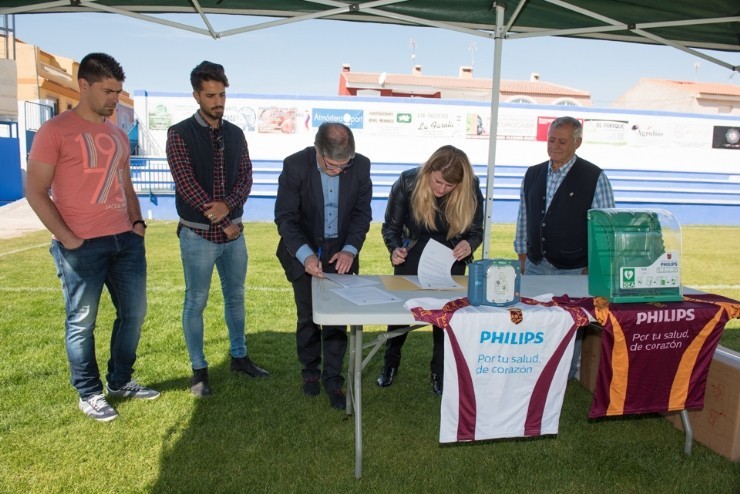 La FFRM dona tres nuevos desfibriladores para los campos de fútbol municipales y en el Pabellón de La Cañadica
