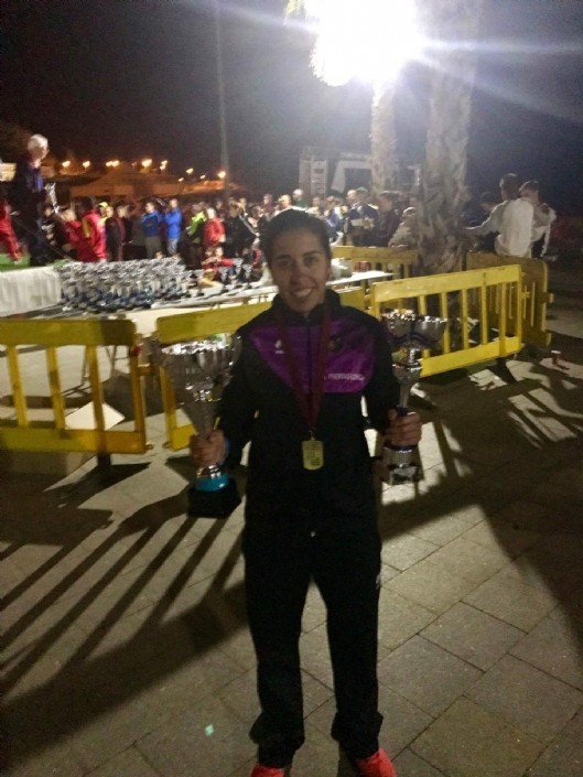 La mazarronera Mayte Vera se proclama Campeona Regional Senior en la media maratón nocturna de Águilas.
