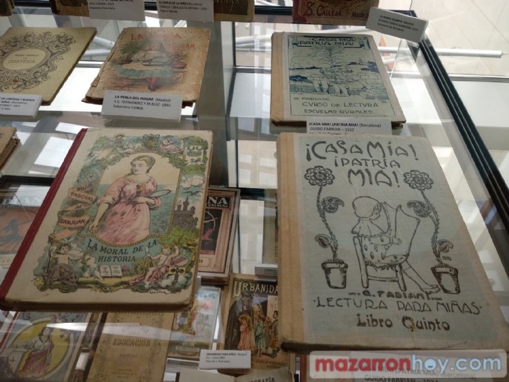 ''Los Libros de la Vieja Escuela'' se expone en la biblioteca de Mazarrón