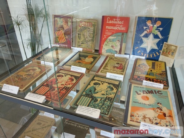 ''Los Libros de la Vieja Escuela'' se expone en la biblioteca de Mazarrón