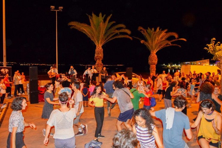 Zoot Suiters y Tejemaneje hacen del Paseo Marítimo una pista de baile a ritmo de swing