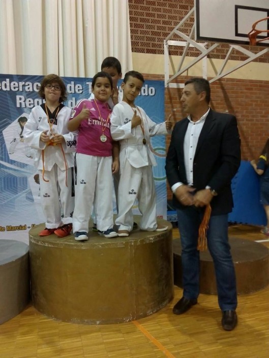 Los deportistas del Club Taekwondo Mazarrón Francisco López, oro, y Juan Mayorga, plata, suben al podium en el Campeonato Regional Junior. Torre Pacheco 29 octubre.