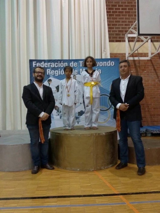 Los deportistas del Club Taekwondo Mazarrón Francisco López, oro, y Juan Mayorga, plata, suben al podium en el Campeonato Regional Junior. Torre Pacheco 29 octubre.