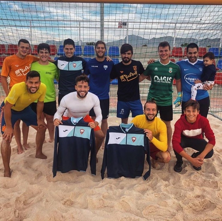 Las estrellas de la Selección Española de Fútbol Playa entrenan en Mazarrón