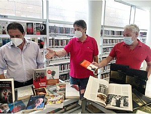 El mazarronero Juan Durán dona varias de sus colecciones particulares a la Biblioteca Municipal