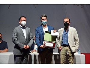 Adolfo Muñoz recibe el galardón como ganador del Concurso de Cuentos ‘Villa de Mazarrón - Antonio Segado del Olmo’