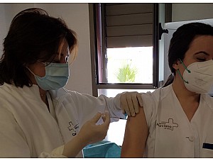 Los sanitarios de Mazarrón reciben la segunda dosis de la vacuna contra la Covid 