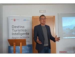 Técnicos del Instituto de Turismo presentan en Mazarrón la app móvil ‘MI Costa Cálida’