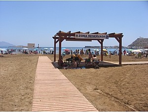 Turismo analiza cómo mejorar la accesibilidad en las principales playas de la Región